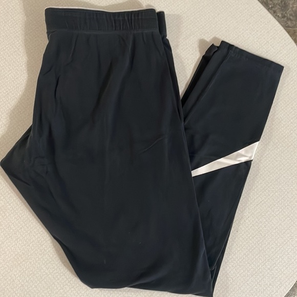 Women’s Nike leggings - Picture 2 of 3